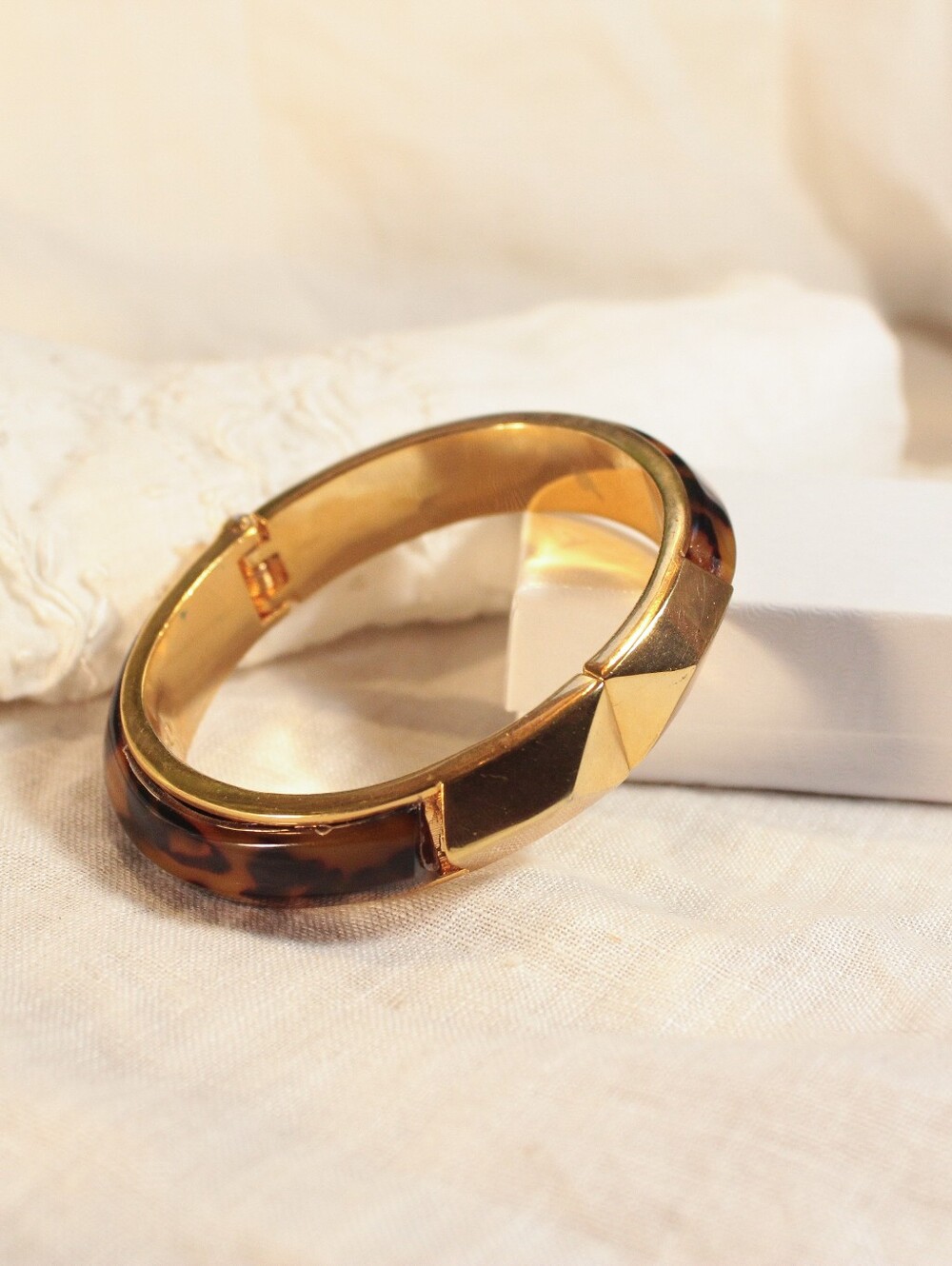 Y2K Vince Camuto Tortoise-Shell Gold-Tone Bracelet Bangle